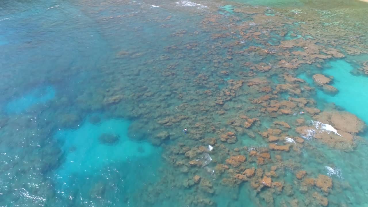 바다 물 과 해변 의 공중 전망 4k