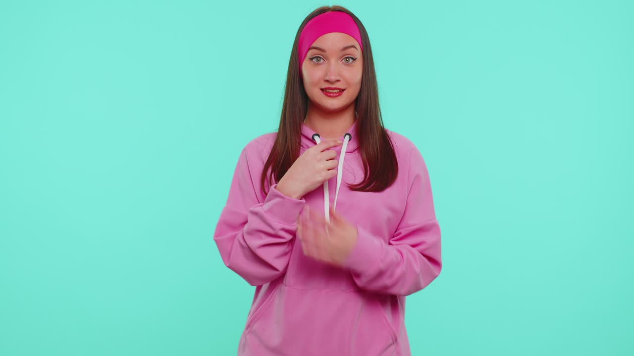 혼란스러운 십대 소녀는 손가락을 가리키며 스스로에게 물어보고 누가 왜 나에게 감사합니다. 나는 그것을 필요로하지 않습니다.