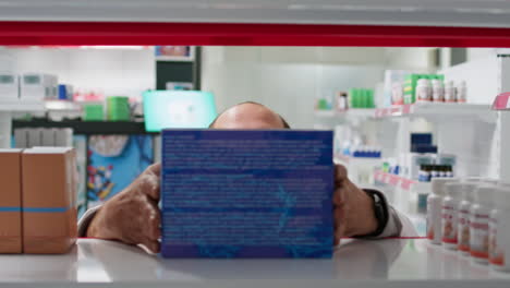 pov de farmacéutico colocando cajas de medicamentos en los estantes