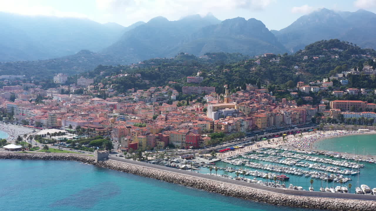 Porto di Mentone, case colorate, basilica, Alpi, litorale mediterraneo