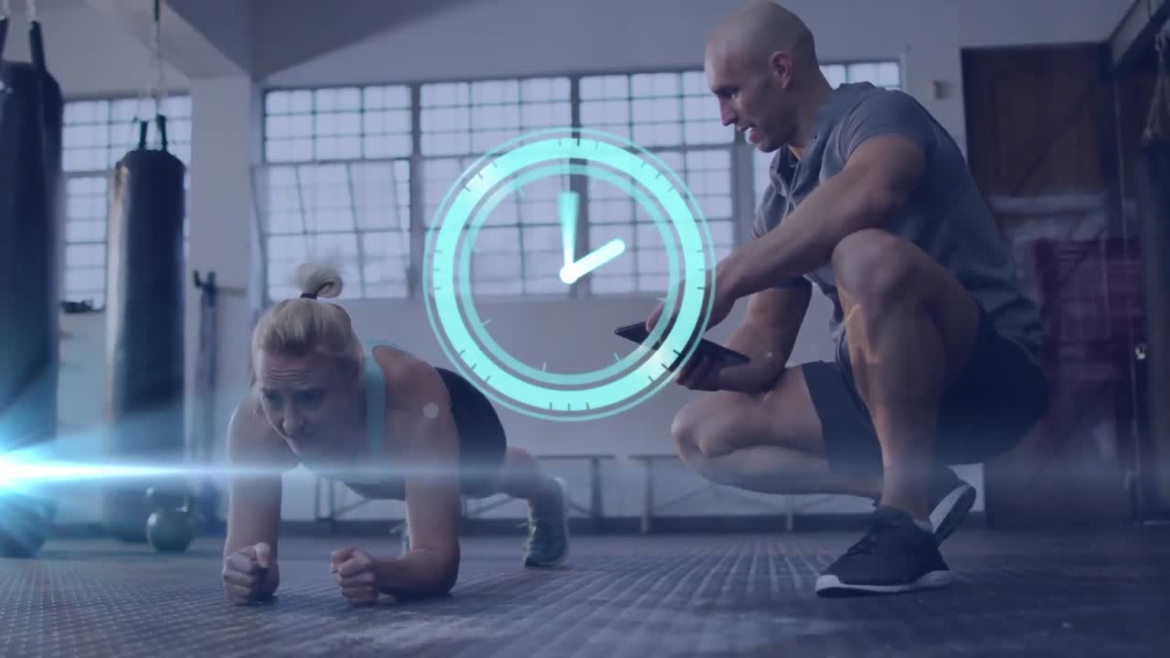 animación de reloj sobre colegas femeninos y masculinos haciendo ejercicio en el gimnasio