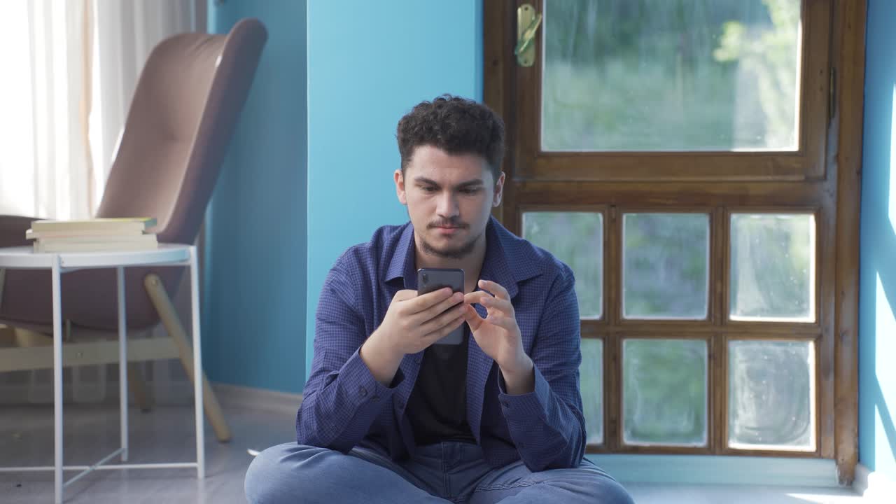 남자가 여자친구와 슬프게 문자 메시지를 보내고 있습니다.