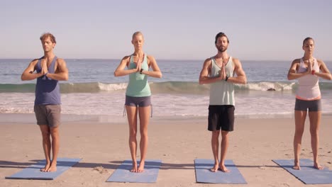 cuatro amigos haciendo yoga.