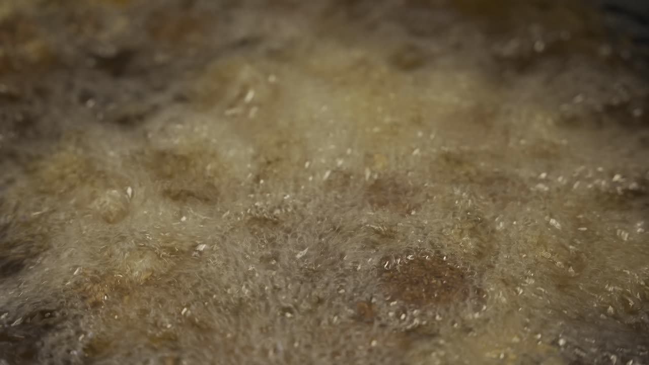 기름에 튀긴 맛있는 팔라펠의 매크로 샷, 뜨거운 거품 만들기