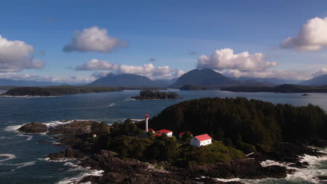 la torre roja y blanca del faro de la isla lennard se alza en el océano en tofino, bc, canadá