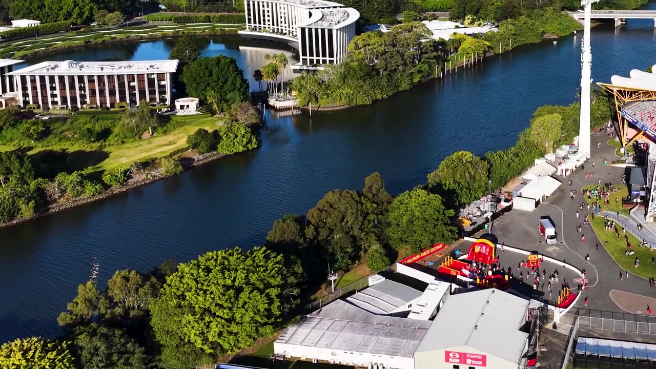 Una ripresa aerea con drone rivela il campo dello stadio, il fiume e il paesaggio urbano in pieno giorno.