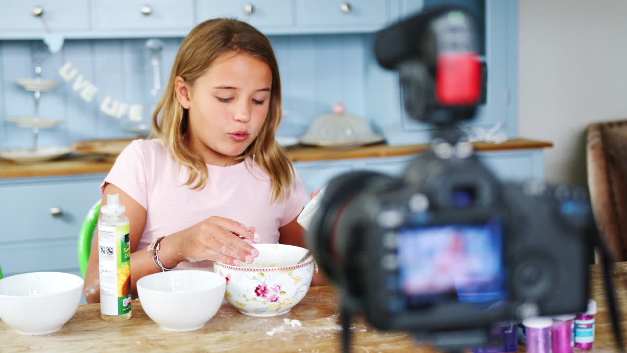 Ragazza che registra un vlog a casa, mostrando come fare lo slime.