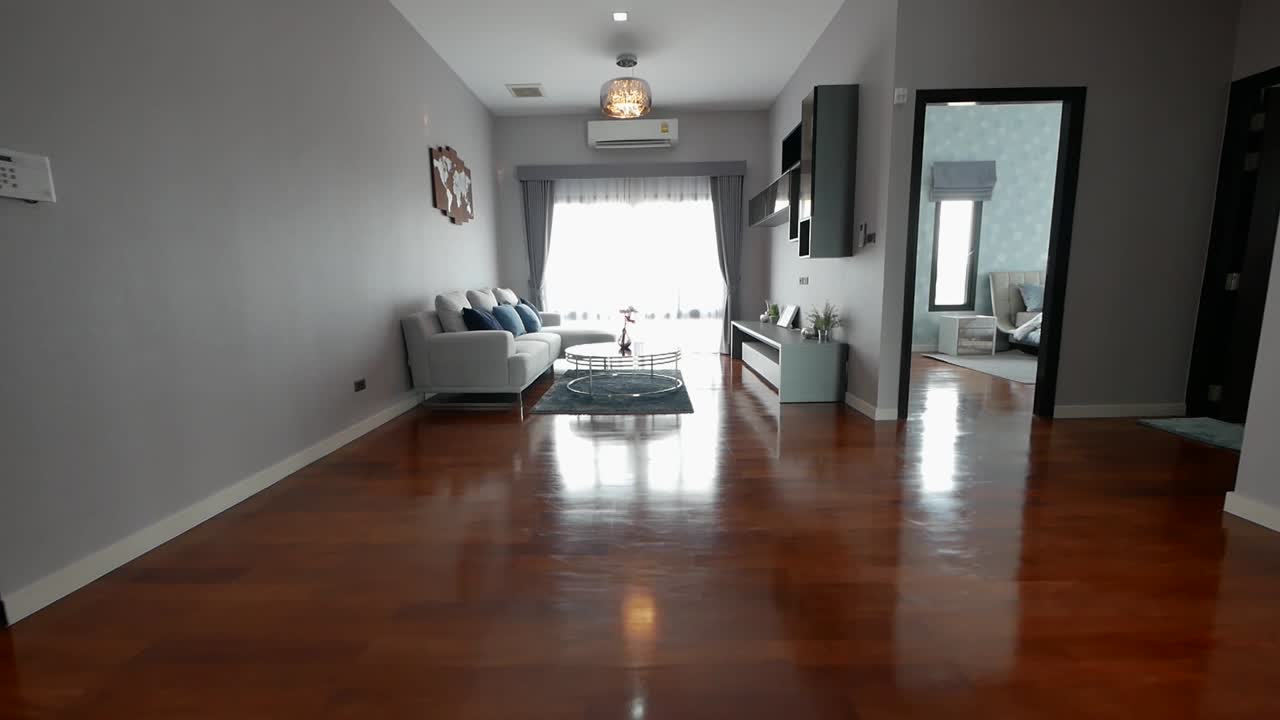 decoración moderna de la sala de estar de la casa de arriba con piso de madera