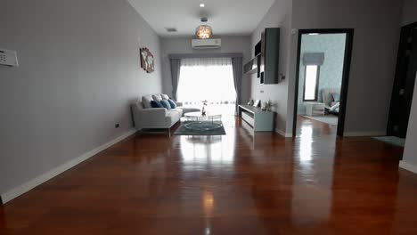 Decoración-Moderna-De-La-Sala-De-Estar-De-La-Casa-De-Arriba-Con-Piso-De-Madera