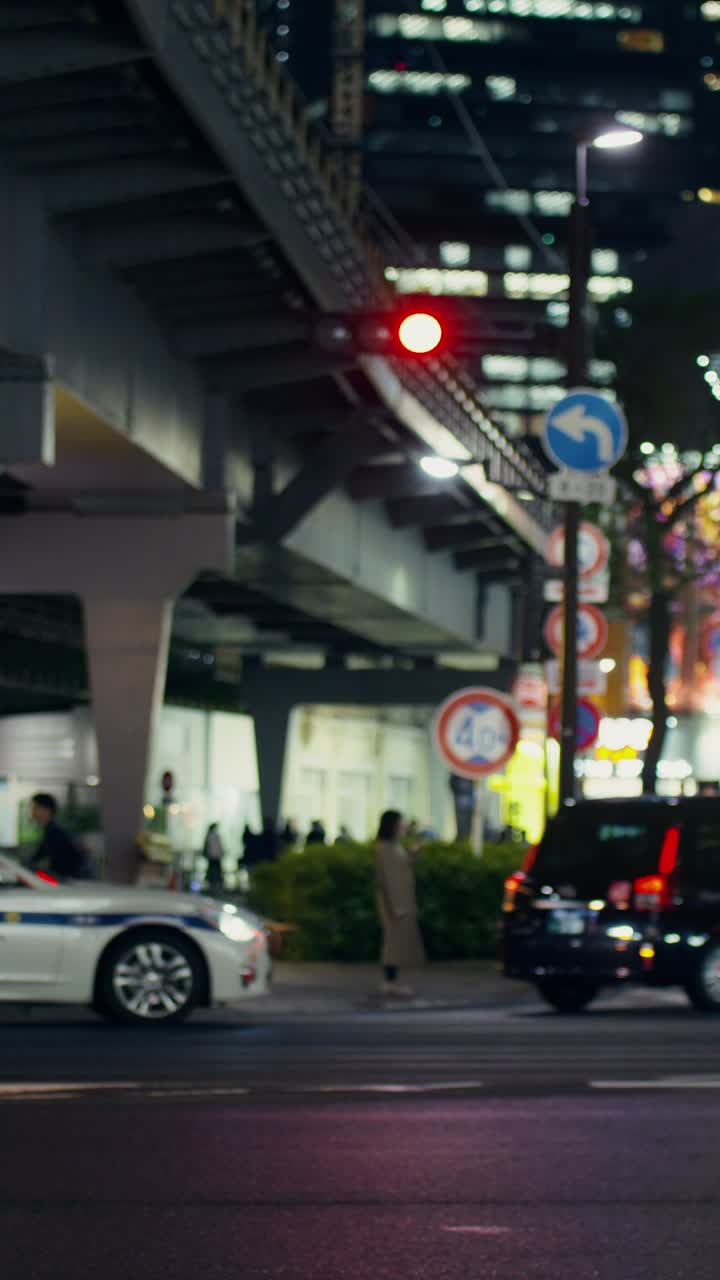 밤 도시의 거리 풍경