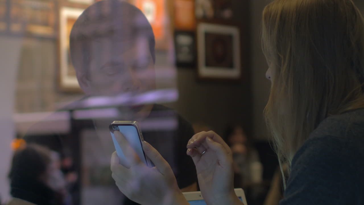 그들은 드폰을 사용하여 논의해야 할 것이 있습니다.