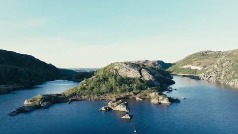 vista panorámica de árboles y colinas rocosas en el lago hesttjønna en indre fosen, noruega