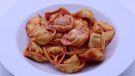 Italienische-Tortelloni-Mit-Ricotta-Und-Petersilie-Auf-Drehteller