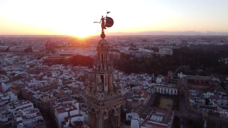 Rotación-Aérea-Sobre-El-Giraldillo,-La-Escultura-De-Forma-Femenina-Que-Corona-La-Giralda-De-Sevilla