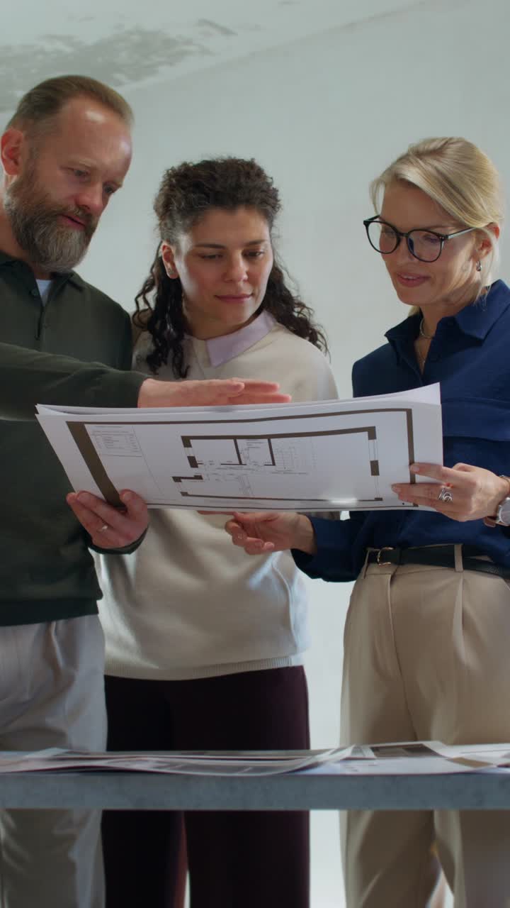 equipo que revisa los planos de la casa