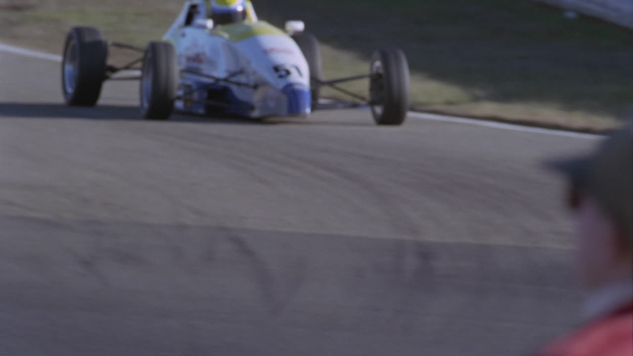 un coche de carreras comienza a entrar en un giro en una pista de carreras