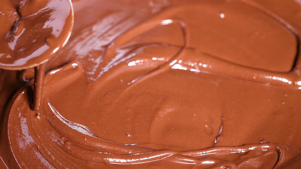 Cioccolato fuso vellutato mescolato continuamente