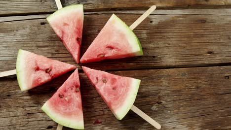 Slices-of-watermelon-arranged-on-wooden-table