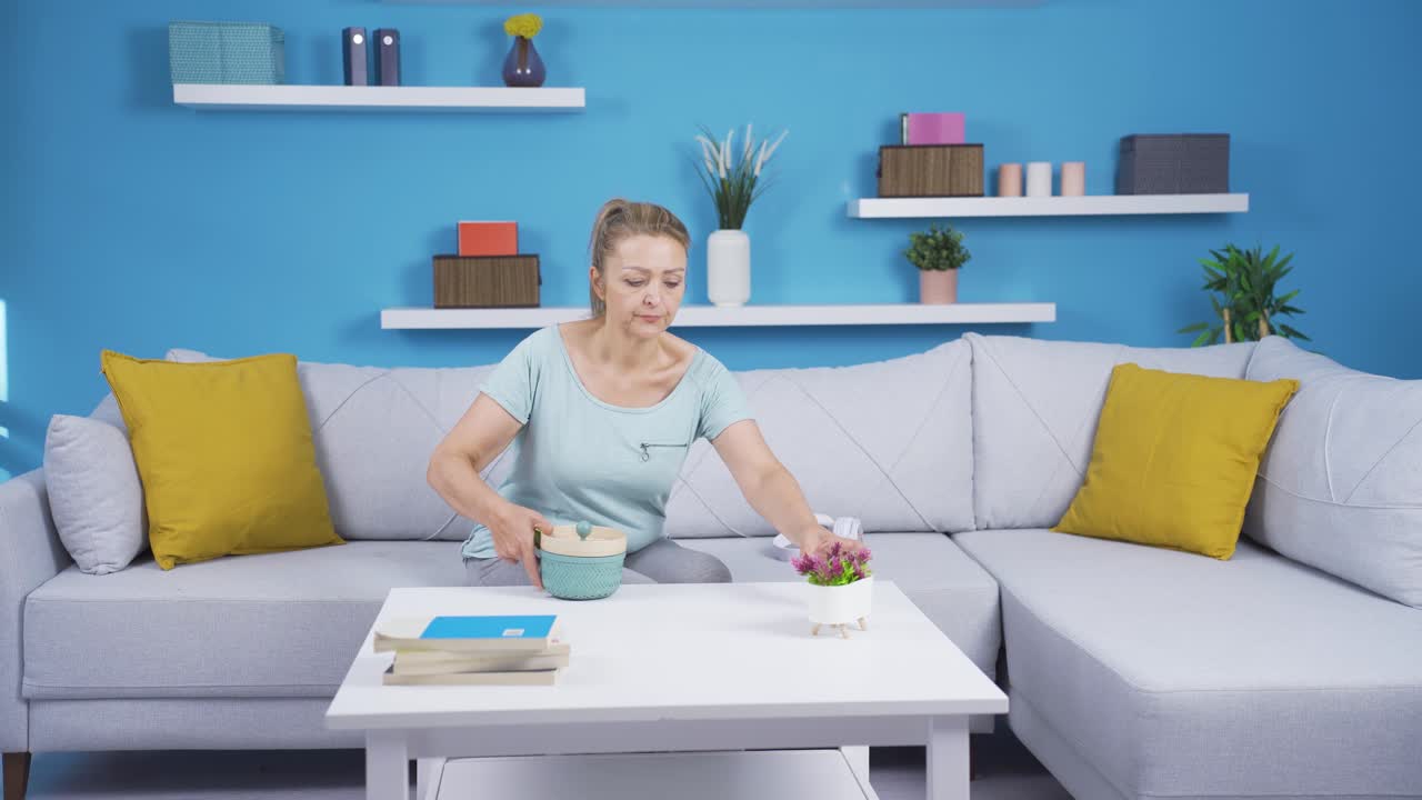 커피 테이블을  ⁇ 는 여자.