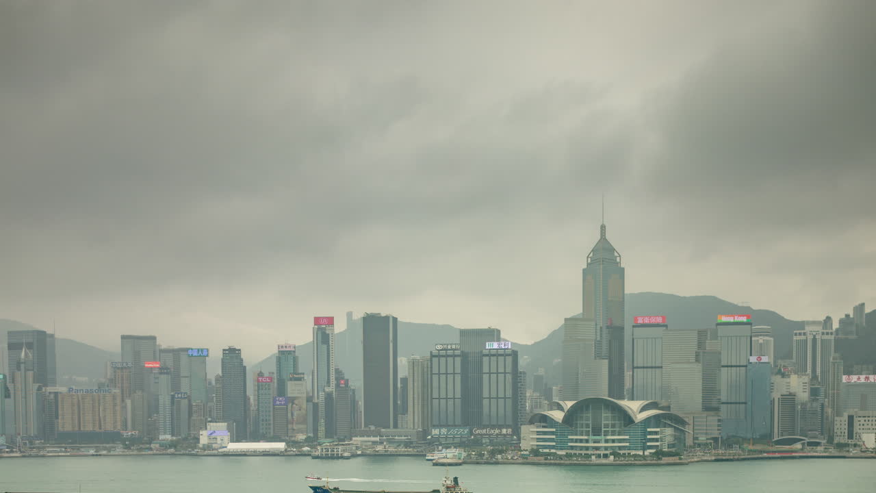 el paisaje urbano de hong kong en un día nublado