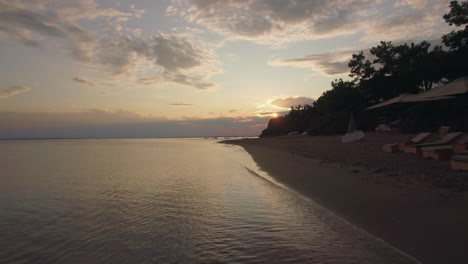 Volando-Sobre-El-Mar-A-Lo-Largo-De-La-Costa-Al-Atardecer