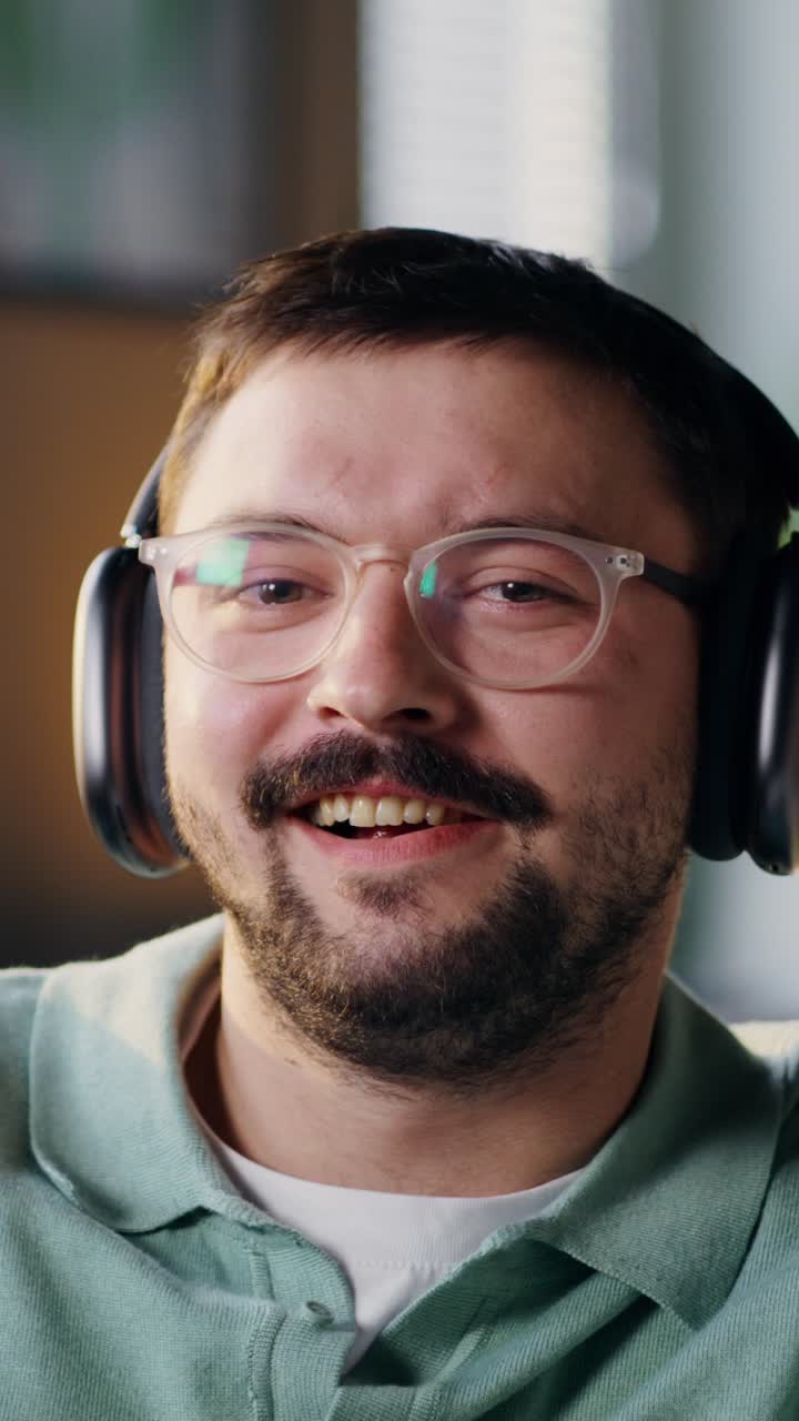 Uomo che indossa cuffie e occhiali