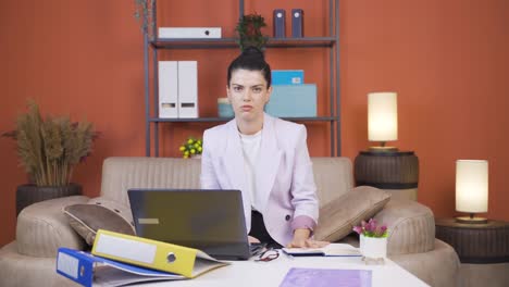 trabajadora de oficina en casa mujer joven mirando aburrida a la cámara.