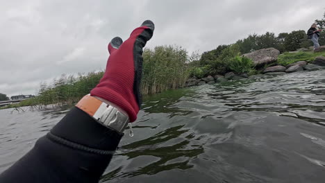 gentle descent: crawfish’s slow-motion fall from diver’s glove