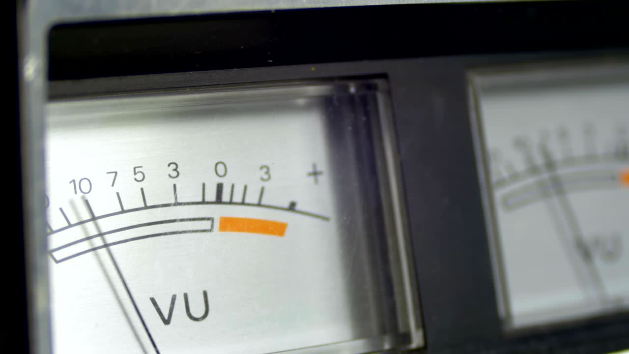 두 개의 다이얼 인디케이터 가이지 신호 레벨 미터