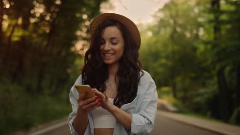 una chica hermosa caminando al aire libre.