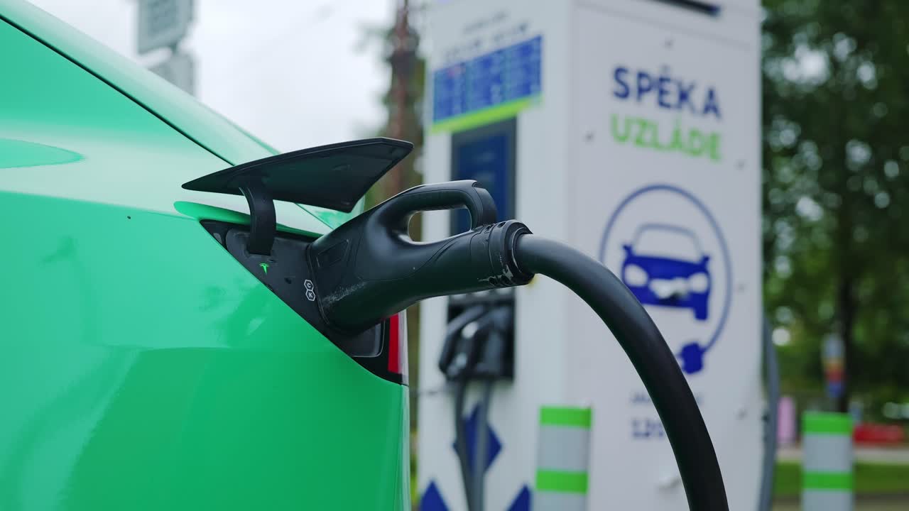 Yeşil mobiliteye odaklanmış bir elektrik santralinde modern elektrikli araç şarjı.