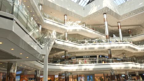 interior de um centro comercial de vários níveis