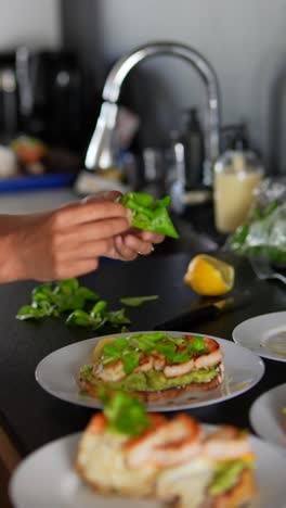 preparación de tostadas de aguacate de camarón