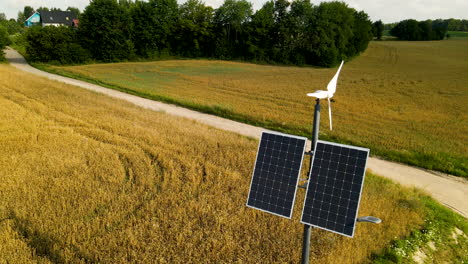 Cultivo-De-Cultivos-En-Enormes-Tierras-De-Cultivo-Con-Paneles-Solares-En-El-Pueblo-De-Pole-Nea-De-Czeczewo,-Polonia