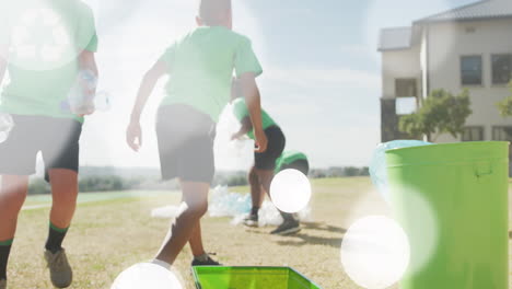 animation von bokeh-lichtpunkten über verschiedene schuljungen beim recycling von t-shirts und beim sammeln von plastik