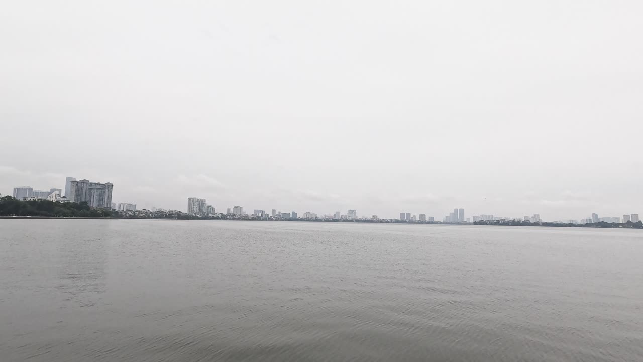 조용한 호수 위의 도시 스카이 라인의 타임 스