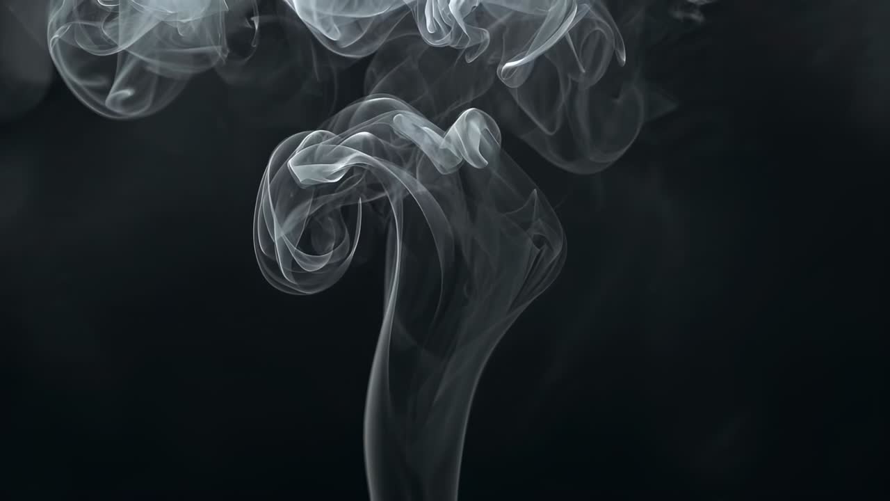 Colonna verticale ascendente di fumo grigio dal centro inferiore su sfondo nero, che si arriccia in filamenti