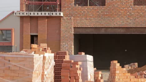 inclinación del nuevo sitio de construcción de casas afuera con andamios