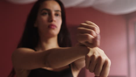 joven bailarina estirándose