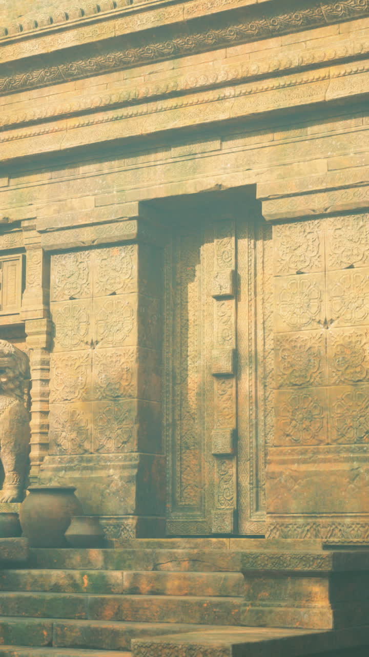 Antico tempio di pietra con leoni guardiani in un contesto di foresta mistica