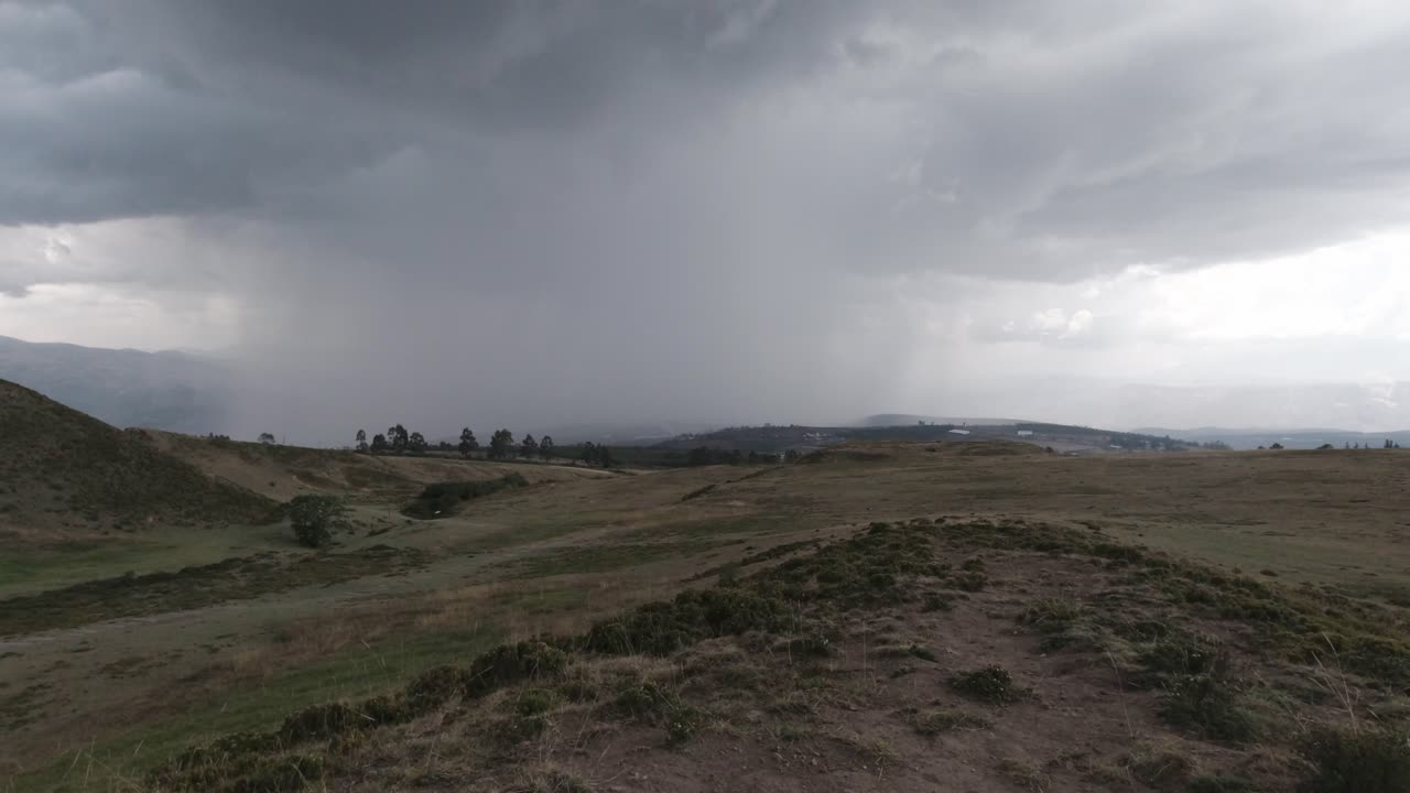 lapso de tiempo de una tormenta rodando por el parque arqueológico cochasqui en quito, ecuador