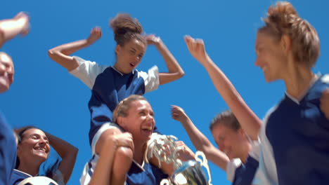 En-Formato-De-Alta-Calidad,-Bonitos-Jugadores-De-Fútbol-Celebrando-Su-Victoria.-