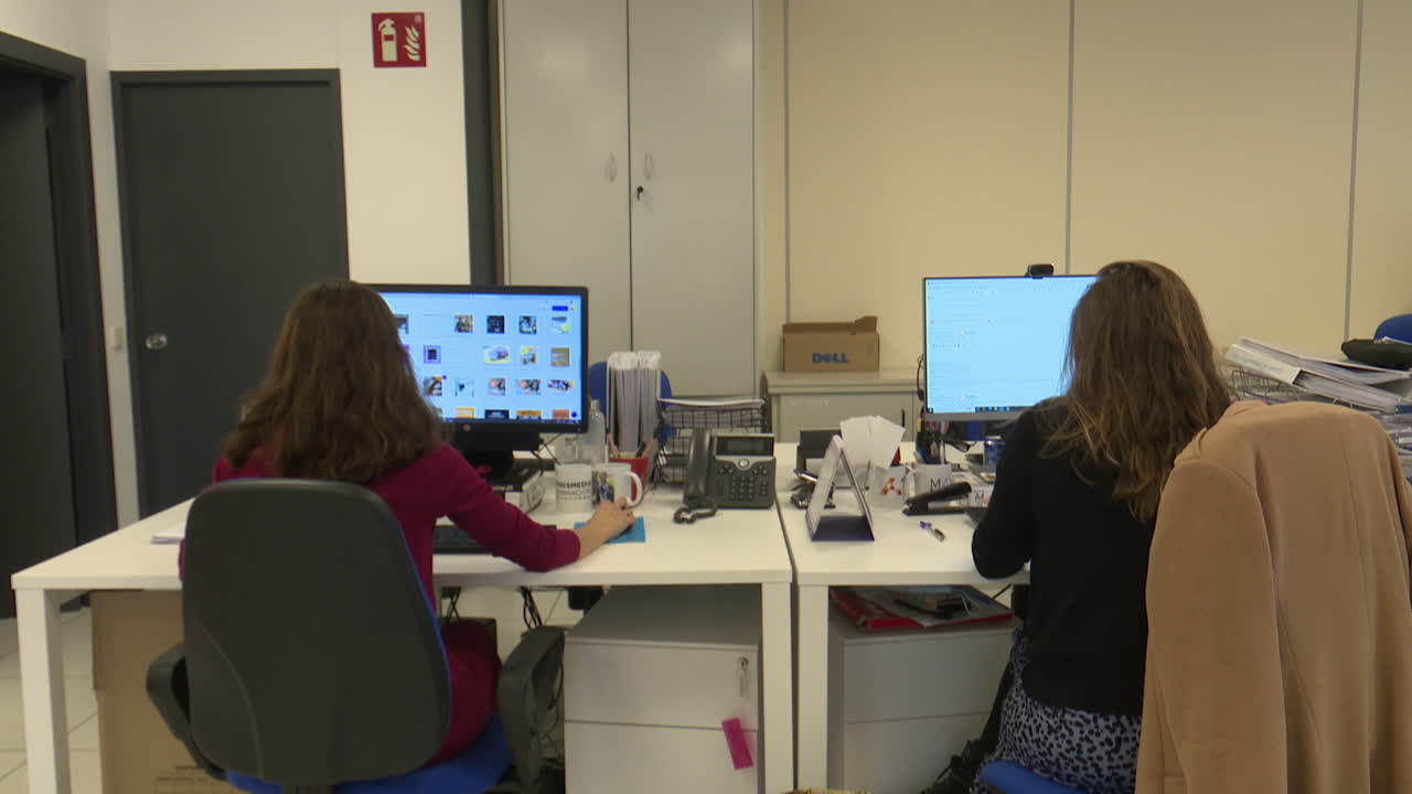 dos mujeres trabajando en una oficina
