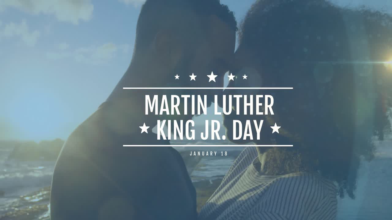 해변에서 아프리카계 미국인 부부 위에 마틴 루터 킹 데이 텍스트의 애니메이션