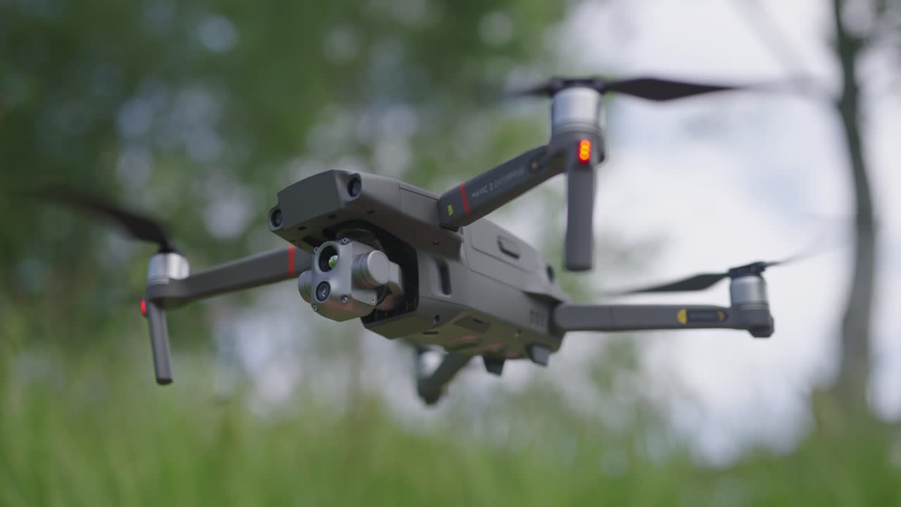 비행 중인 드론