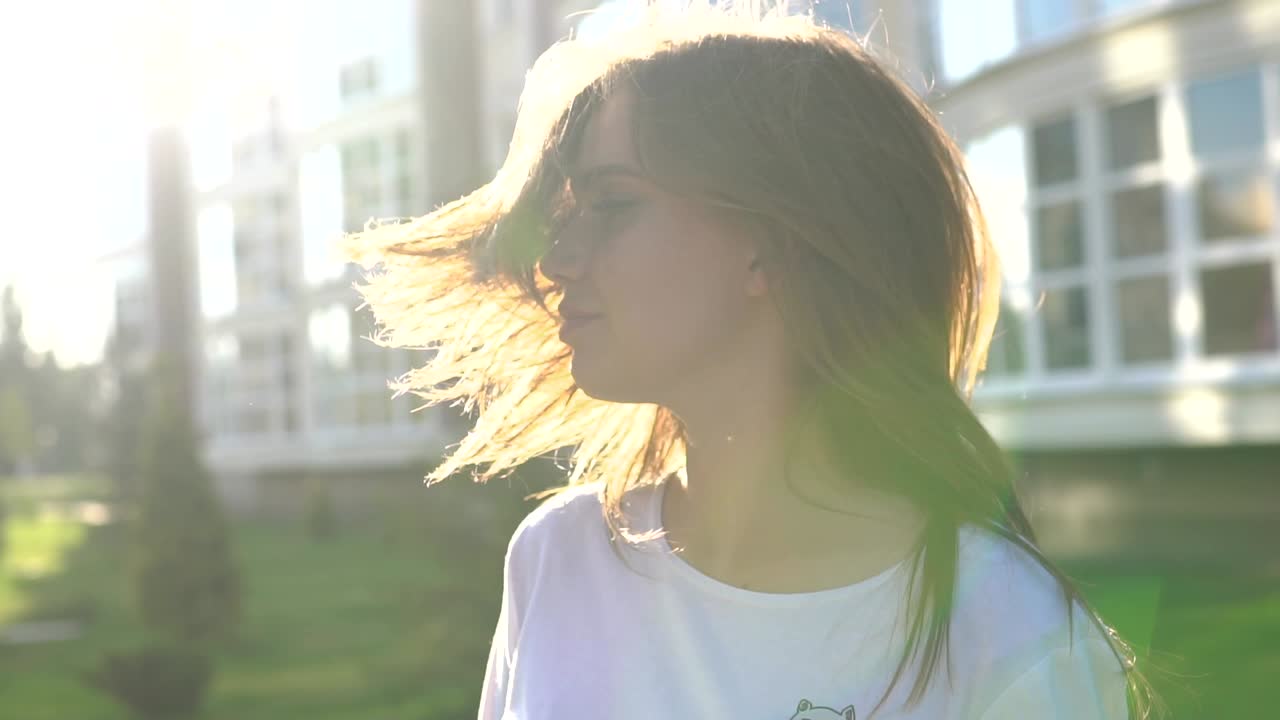 야외에서 젊은 여성 초상화