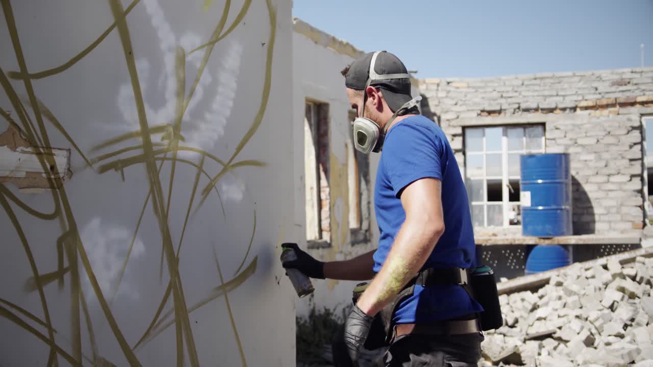 artista de graffiti pintando con spray de aerosol 4k
