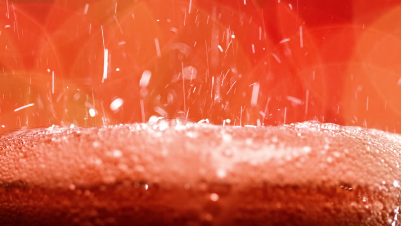 콜라 잔. 얼음 콜라와 스플래싱 거품 느린 움직임 흐릿한 빛에, 흐릿한 배경.
