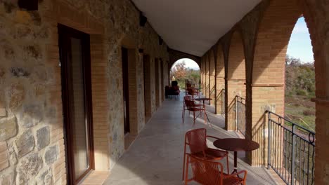 balcón típico acogedor con arcadas de ladrillo, italia