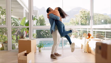pareja feliz, abrazo y bienes raíces en el nuevo hogar